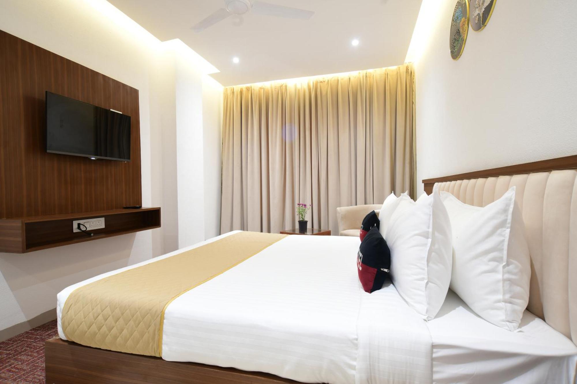 Hotel Aceotel Premier, Vijay Nagar