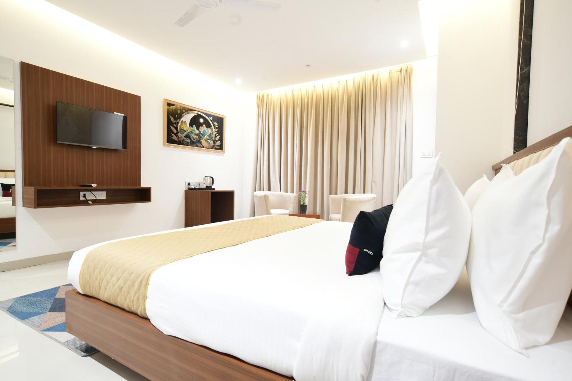 Aceotel Premier, Vijay Nagar Hotel